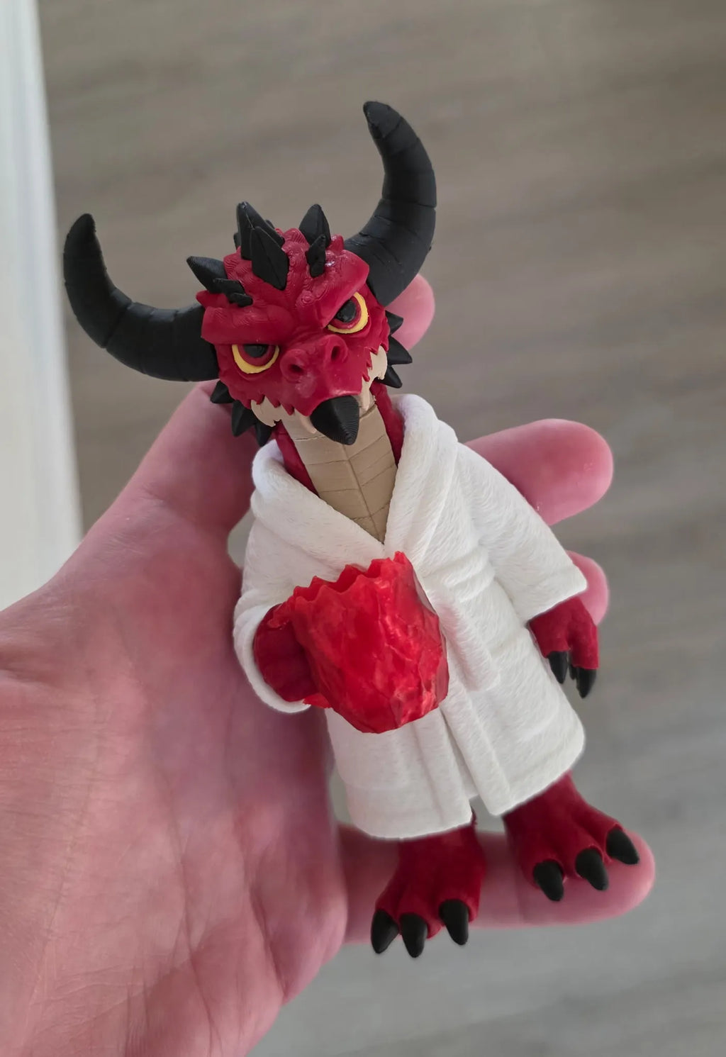 Demónio de Roupão: Uma Fofura Infernal