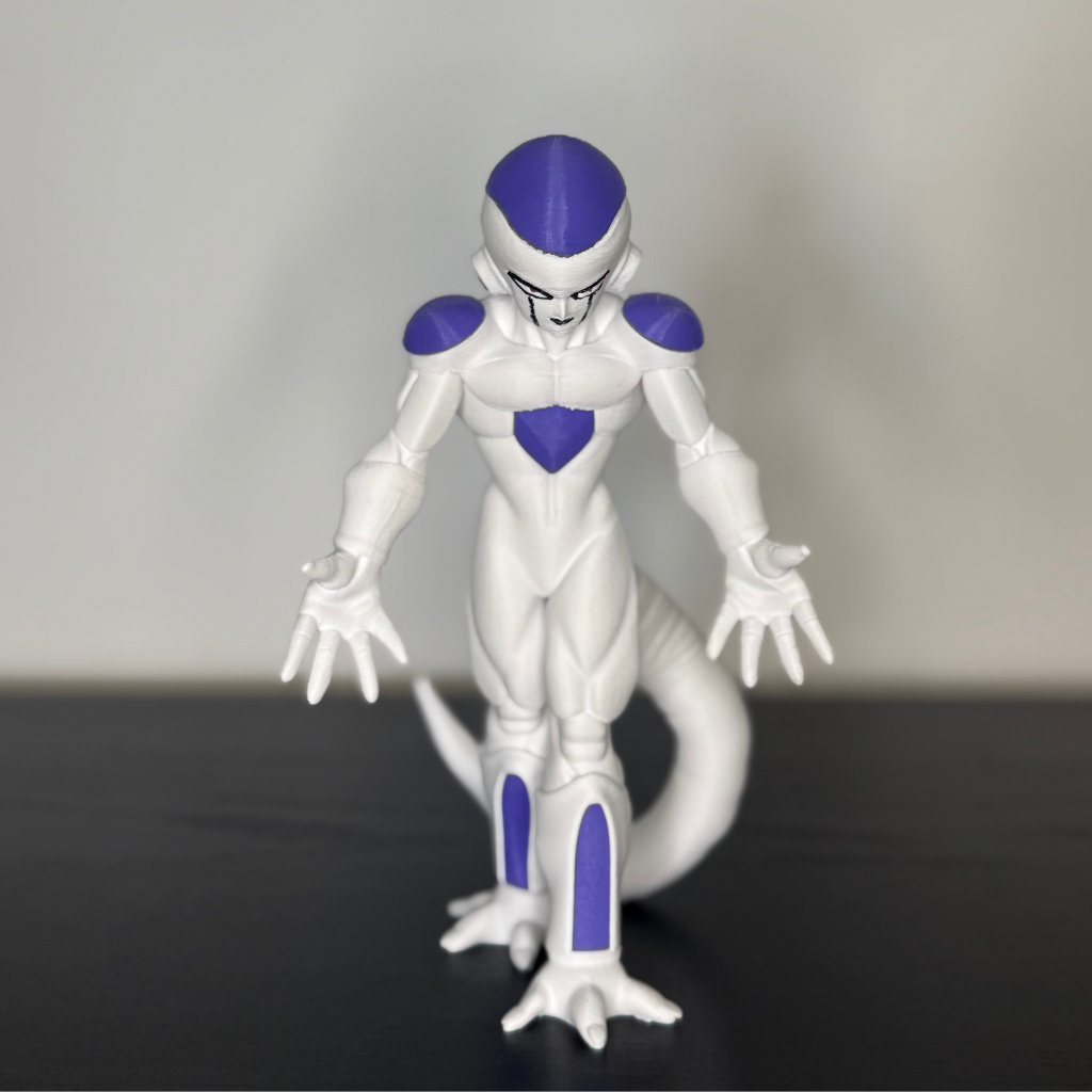 visão frontal figure freeza inspirado em dragon ball z na mesa