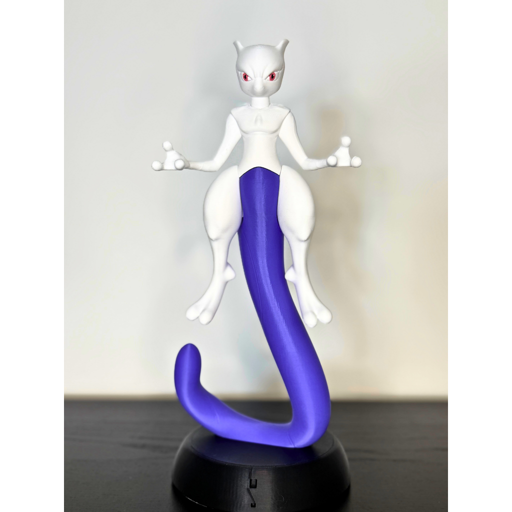 visão figure mewtwo inspirdo em pokémon na mesa